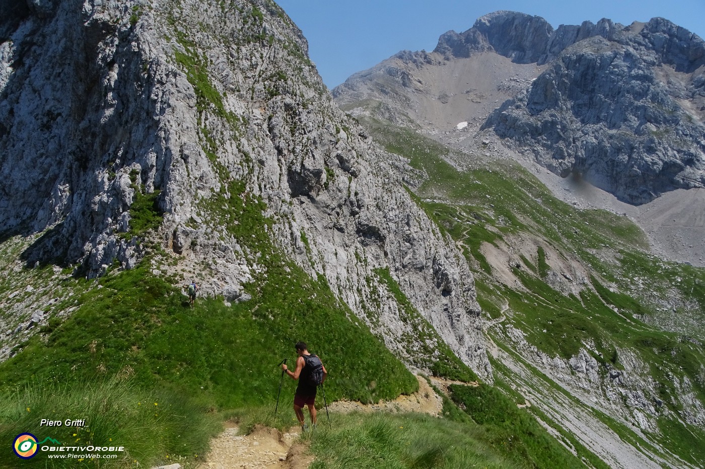 53 Dalla Bocchetta di Corna Piana rientriamo sul sent. 218 nel Mandrone.JPG